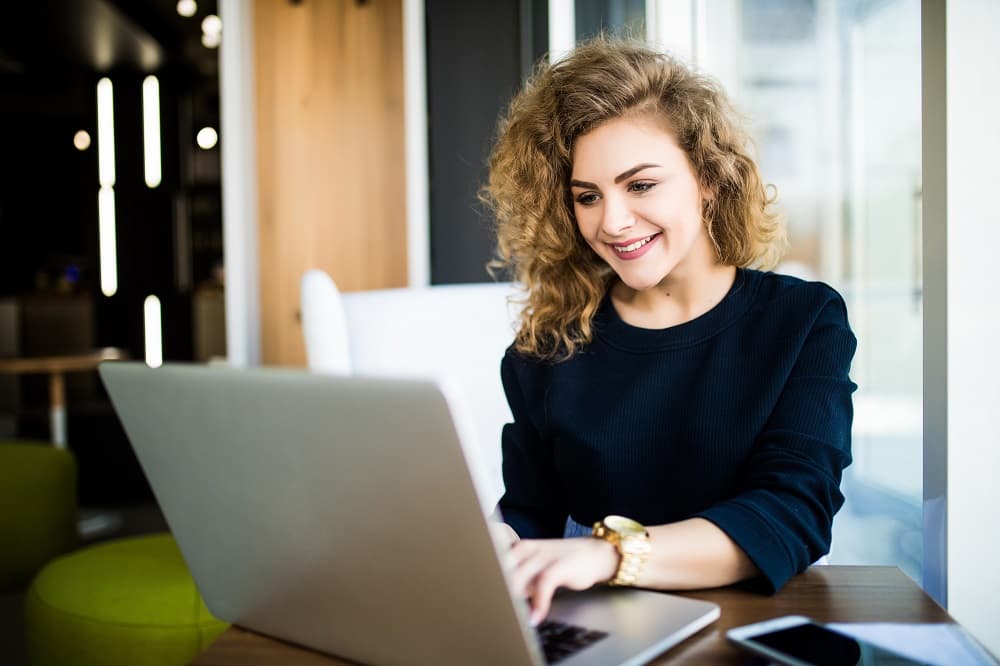 Jeune femme travaillant sur un ordinateur