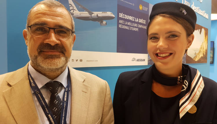 Pierre-Emmanuel Duband, directeur des ventes Europe de l'Ouest et centrale d'Aegean Airlines, aux côtés d'une hôtesse de la compagnie aérienne