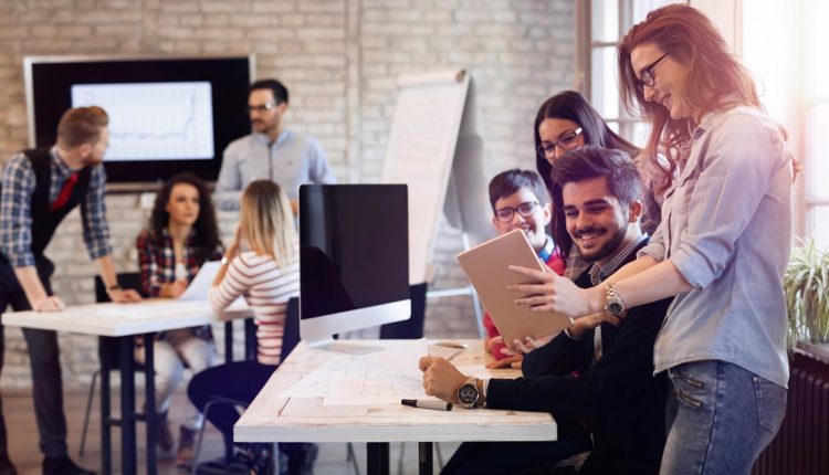 Des employés d'une start au travail