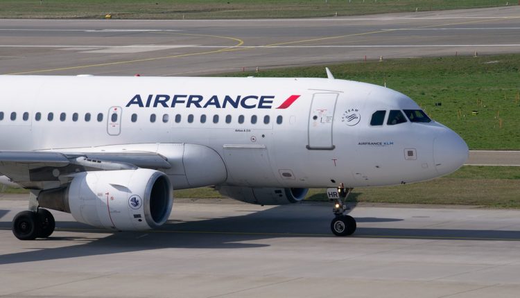 Un avion Air France sur une piste