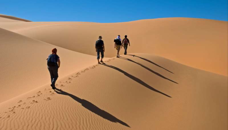 Groupe de randonneurs dans le désert en Algérie
