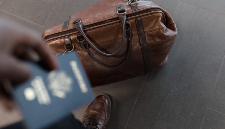 Une valise avec un passeport.