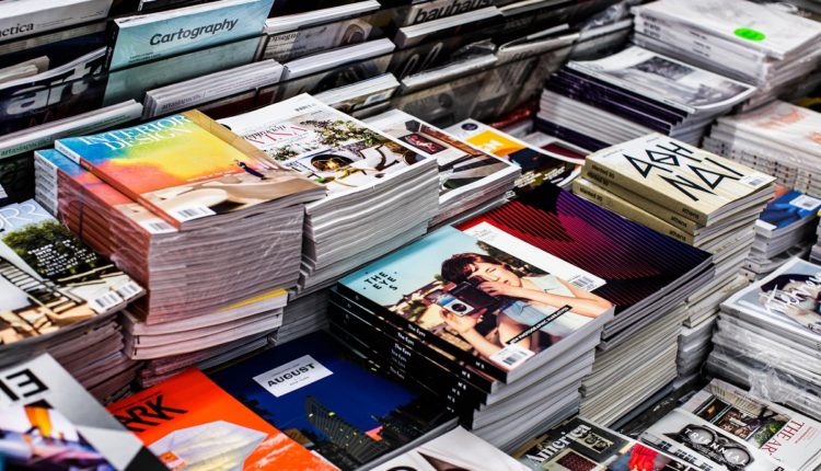 Pile de brochures et de magazine