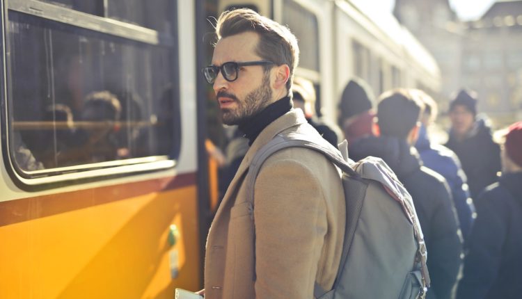 Voyageur attendant un train.