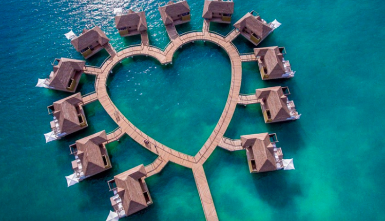 Maisons sur pilotis en forme de cœur sur la mer voyages.