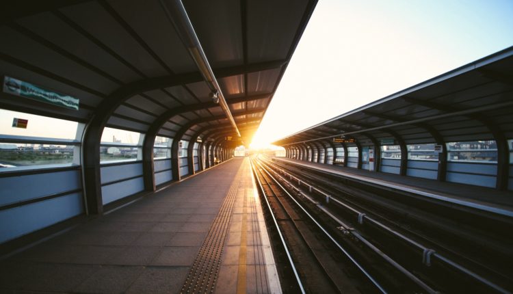 Des rails et un coucher de soleil