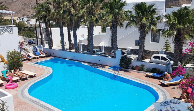 La piscine d'un hôtel-club en Grèce