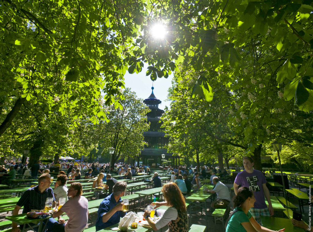 München, Biergarten und Chinesicher Turm im Englischen Garten