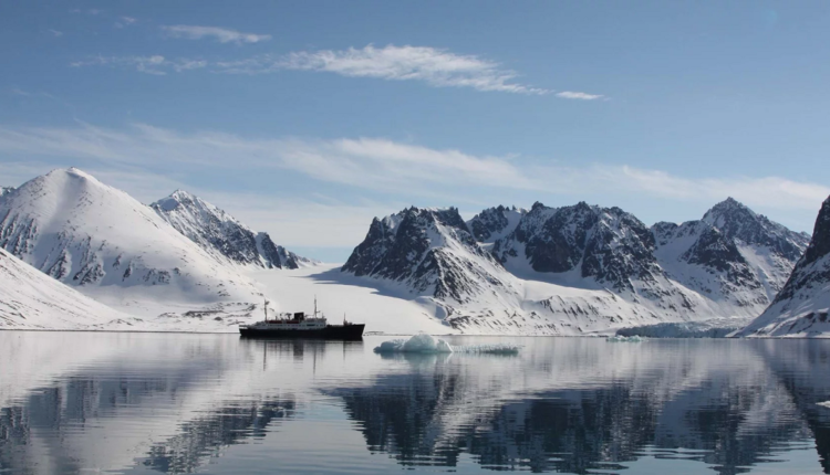 Un bateau navigue dans un paysage glacé
