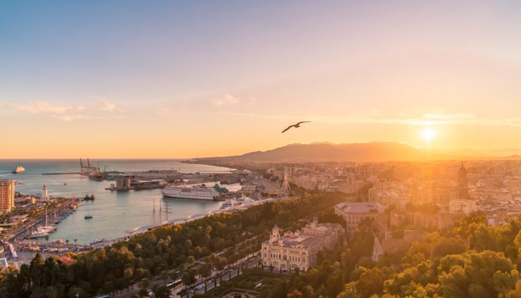 Soleil couchant sur le port de Malaga