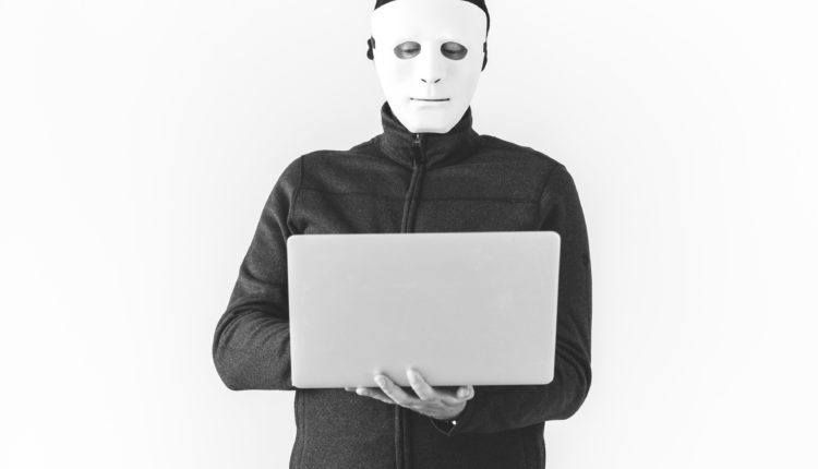 Un hacker en train de commettre des piratages informatiques.