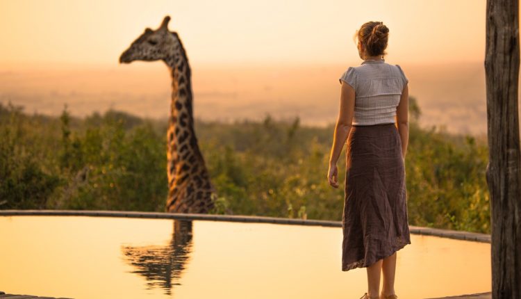 Femme regardant une girafe Globaltours