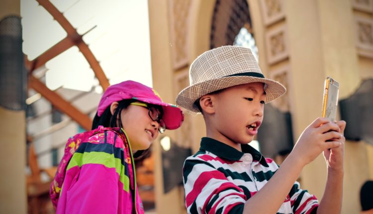 Enfants avec un smartphone