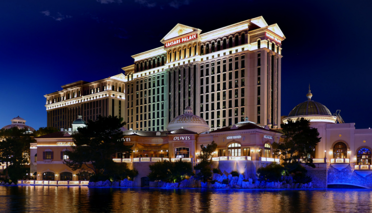 Vue nocturne sur l'hôtel Caesars Palace, à Las Vegas