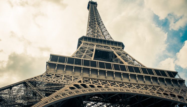 Gilets jaunes : la tour Eiffel et de nombreux musées fermés samedi