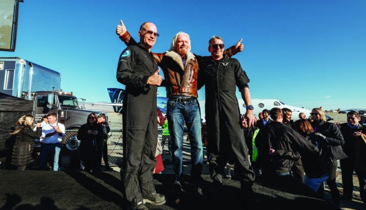 Tourisme spatial : Richard Branson, le patron de Virgin, au milieu des deux pilotes.