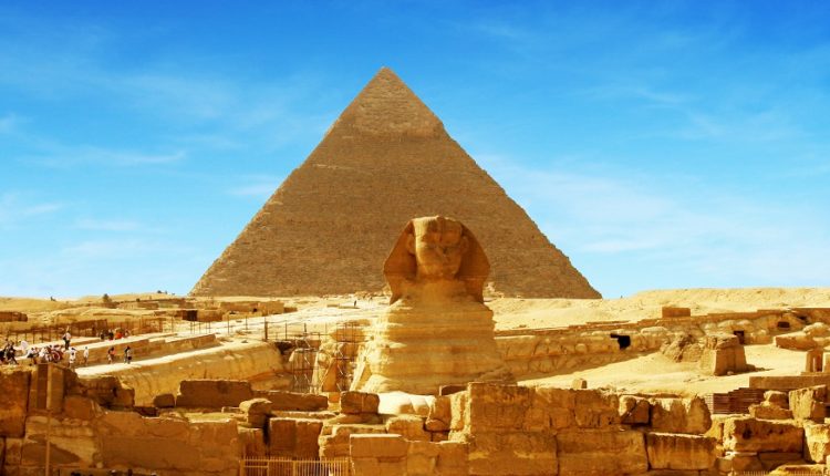 pyramide d'Egypte et sphinx