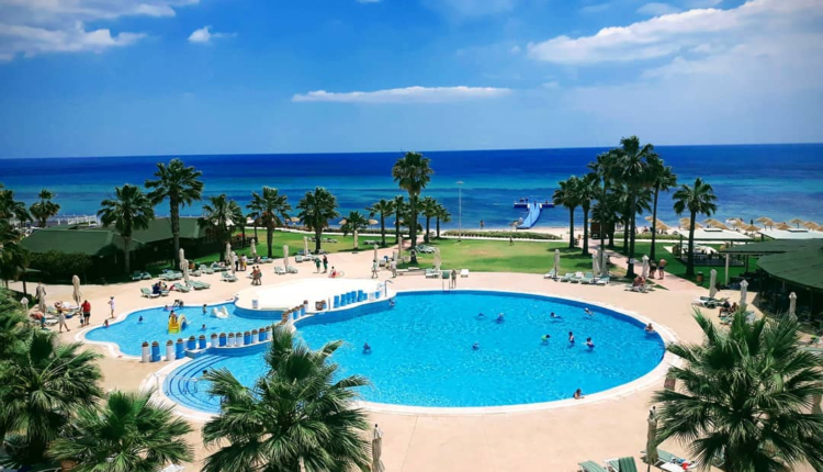 Vue sur la piscine d'un hôtel club en Tunisie