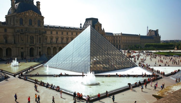 Photo de la pyramide du Louvre