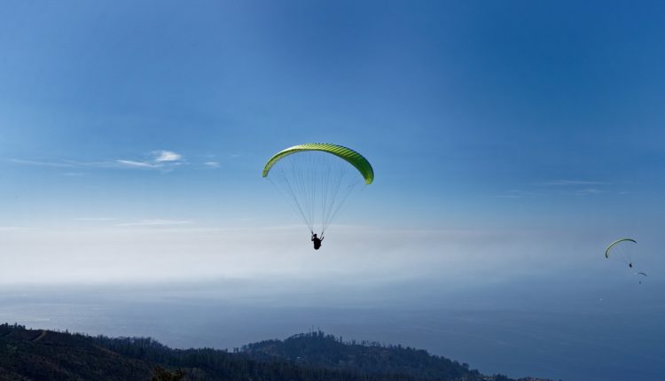 Parapente dans le ciel de Madère