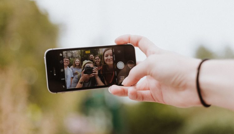 Millenials faisant un selfie