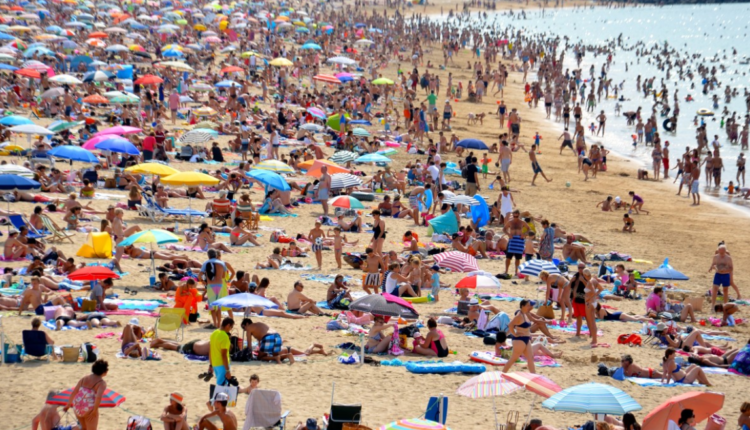 Photo d'une plage bondée