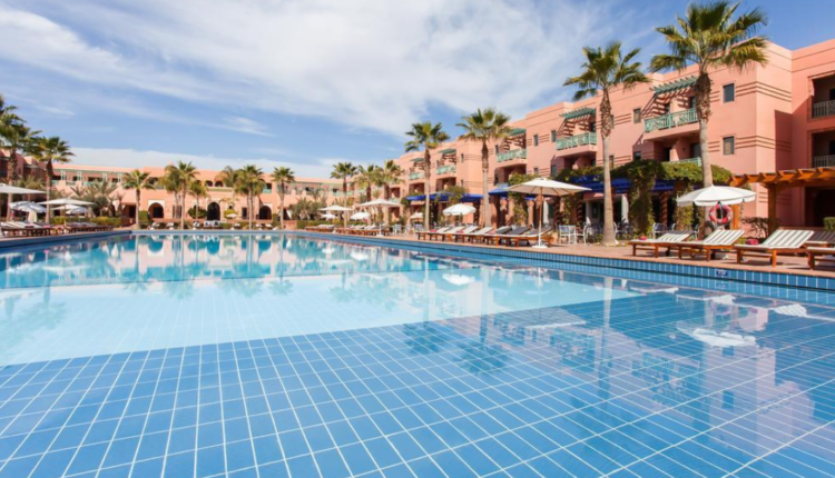 Vue sur la piscine d'un hôtel au Maroc
