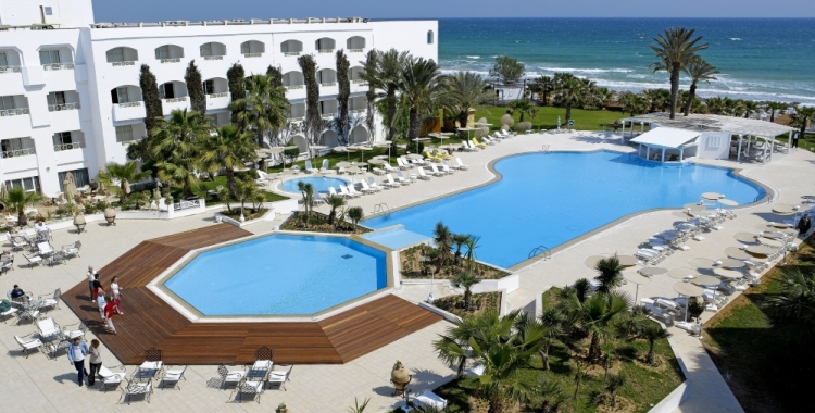 Vue sur la piscine d'un hôtel club en Tunisie
