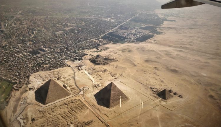 Photo aérienne des pyramides de Gizeh et du Caire, en Egypte