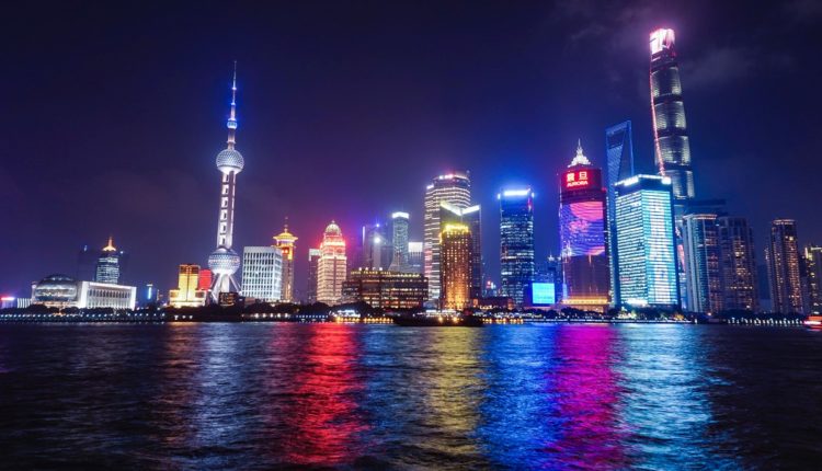 Vue nocturne sur la skyline de Shanghaï