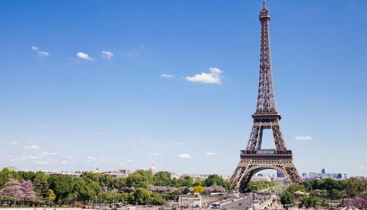 La tour Eiffel célèbre souffle ses 130 bougies