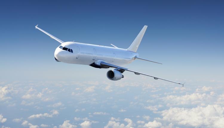 Aérien : le gouvernement annonce une écotaxe de 1,50 à 18 euros sur les billets d’avion