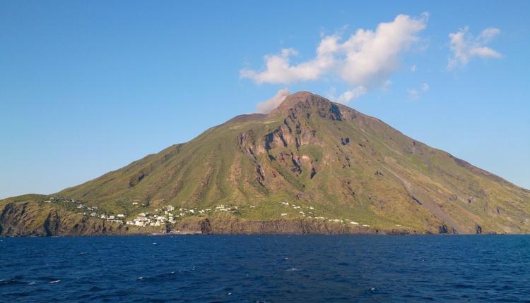 Italie : un touriste tué dans l’éruption du volcan, le Quai d’Orsay recommande d’éviter l’île