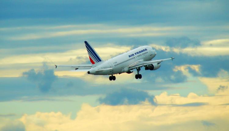 Air France va compenser l'émission de 100 % de ses 500 vols intérieurs