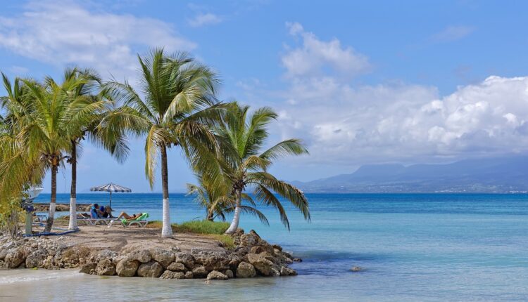 Guadeloupe : accès aux plages réglementé et interdiction des fêtes privées