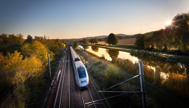 Couvre-feu : pas d'incidence sur les trains et les avions (pour l'instant)