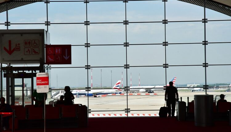 Attestation de déplacement : les aéroports sont-ils une passoire ?
