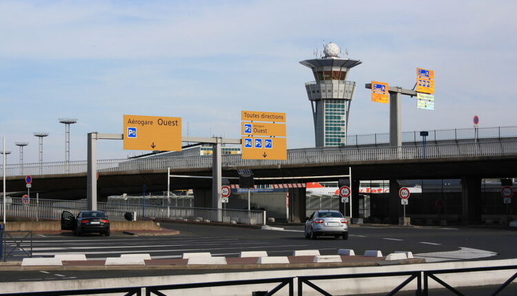 Aéroport d'Orly : trois hommes interpellés avec de faux actes de décès