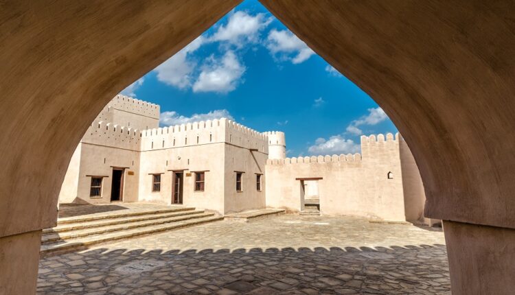 Oman referme ses frontières aux voyageurs