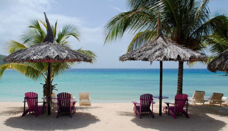 Contrairement à l’Hexagone, la Martinique, la Guadeloupe ou la Réunion ne se verront pas imposer un couvre-feu. Un argument de poids pour séduire les vacanciers en quête de soleil.