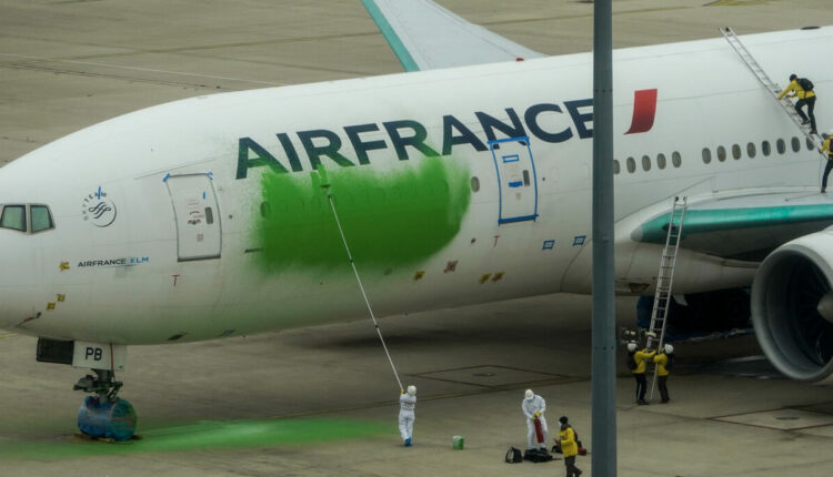 Environnement : Greenpeace s'attaque à Air France pour alerter sur l'avion