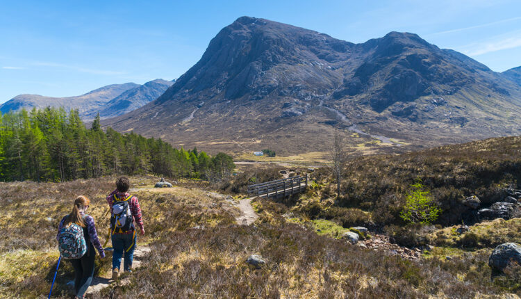 Randonneurs et Buachaille Etive Mor, sur l’itinéraire de la West Highland Way