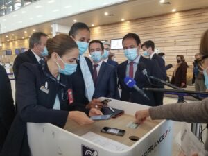 JB Djebbari, Cédric O et des passagers à Orly