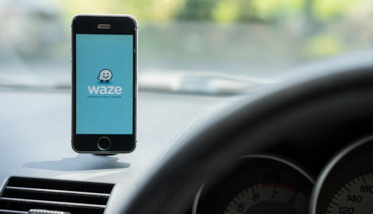 Application Waze vue d'une voiture