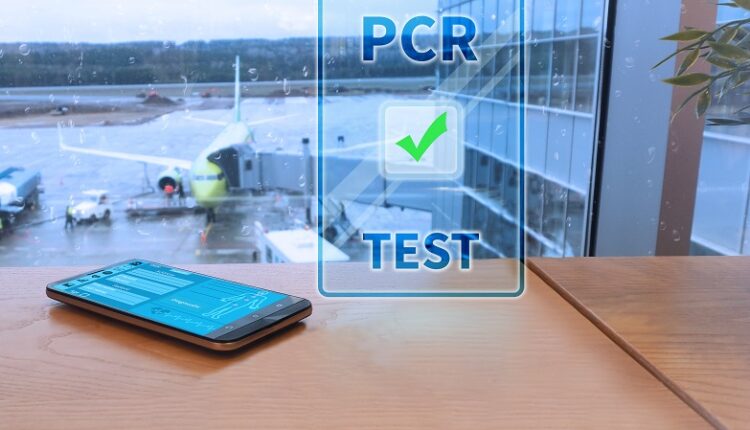 test PCR présenté à l'aéroport