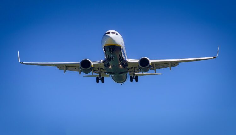 Transport aérien : comment effectuer le vol le moins polluant possible ?