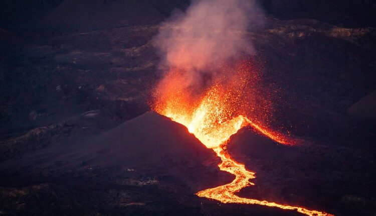 La Réunion : Le Piton de la Fournaise entre en éruption