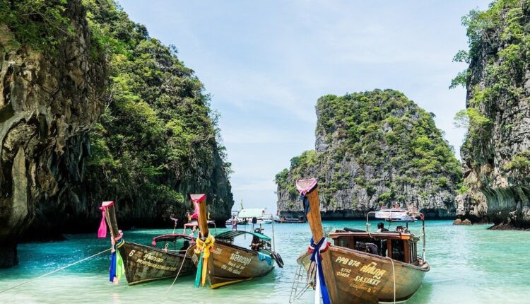 Thaïlande : fermée trois ans pour éviter un désastre écologique, la plage de Maya Baie rouvre aux touristes