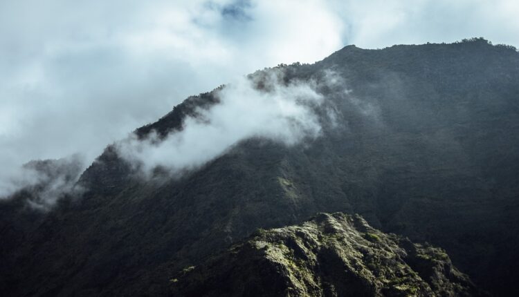 Alerte : l'aéroport de La Réunion ferme dès 15 h à cause du cyclone