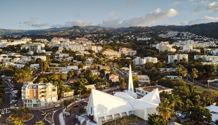 La Réunion : aéroport toujours fermé, la route du littoral aussi